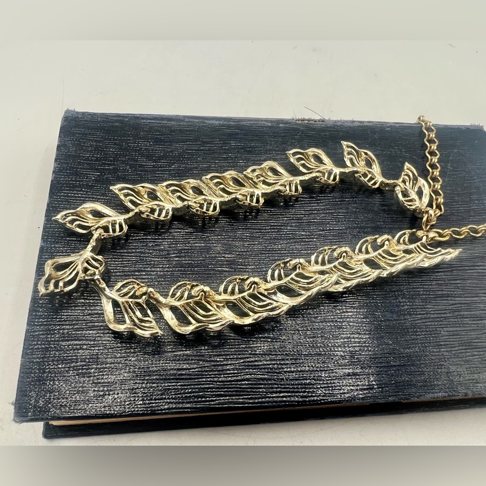 Vintage faded gold tone leafy cutout collar necklace choker 13” - 15” - Picture 6 of 6